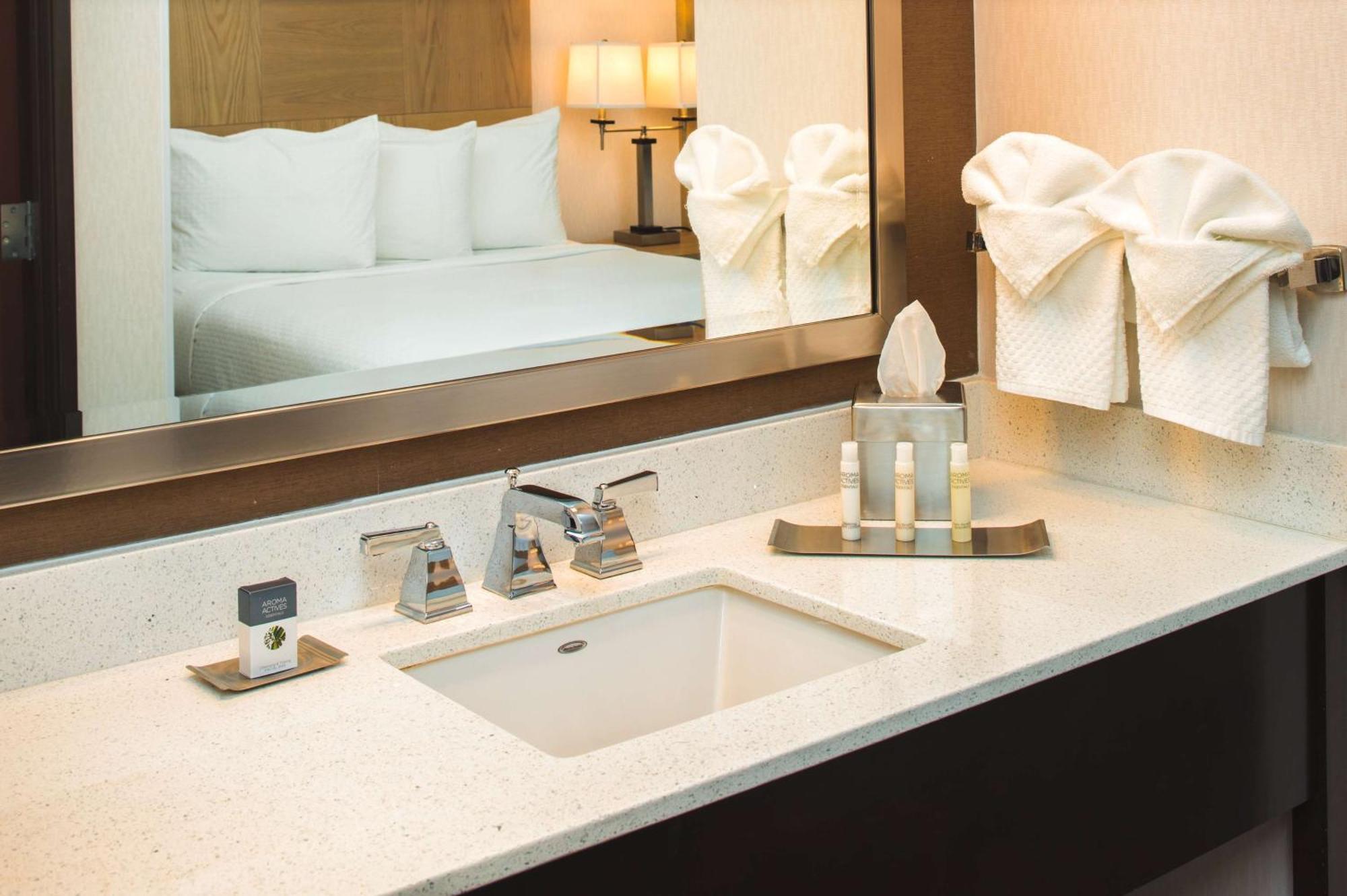 Doubletree By Hilton Olympia Hotell Exteriör bild